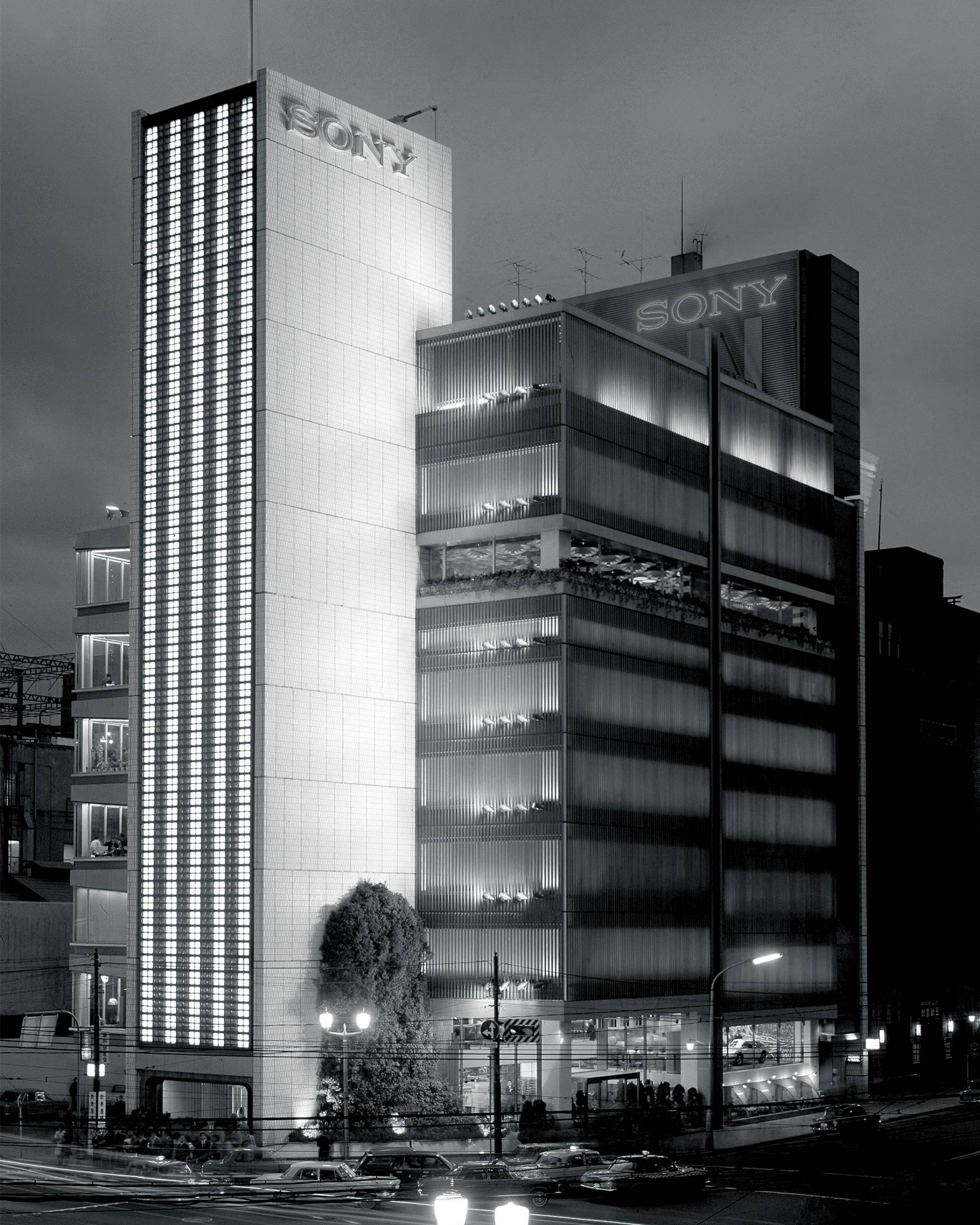 外観（モノトーン）。夜の数寄屋橋交差点越しのソニービル全景。交差点に面する手前のソニースクエア(屋外イベントスペース)には高さ3階分ほどの馬酔木の生木が植えられている。