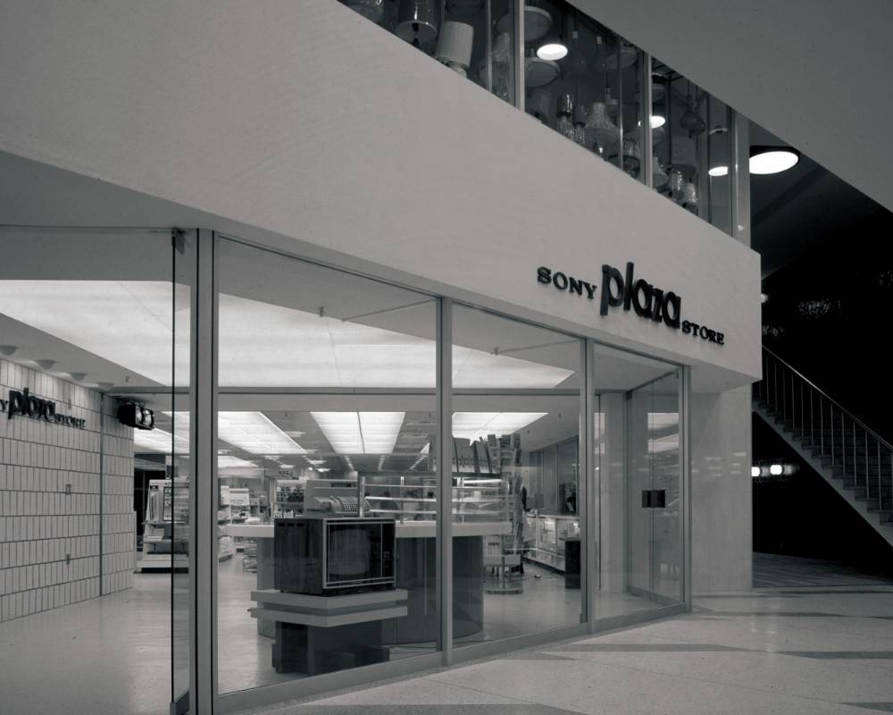 地下外観（モノトーン）。銀座駅地下コンコースとの接続部にはソニープラザストアのサインが掲出されている。