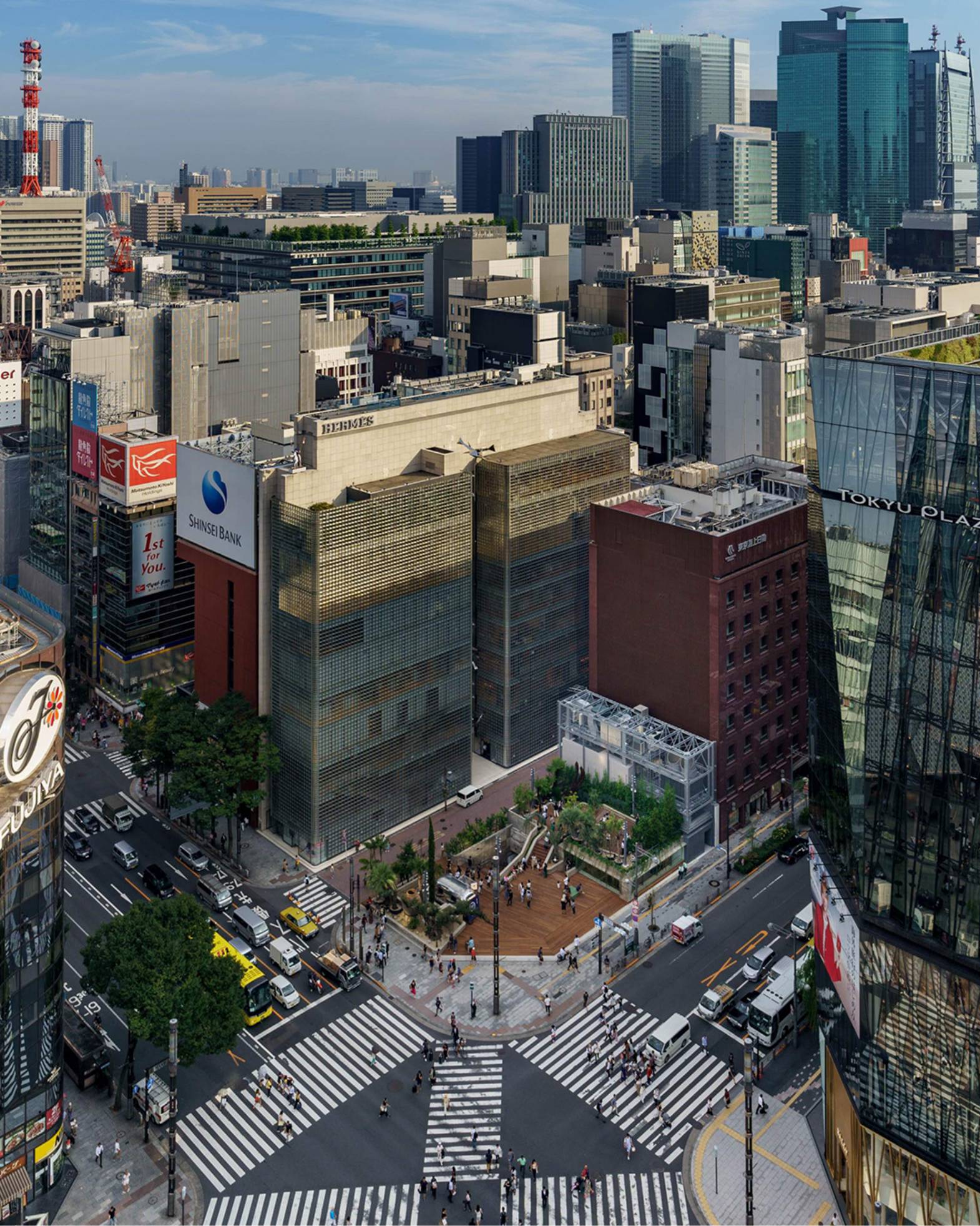 俯瞰風景。数寄屋橋交差点のGinza Sony Parkと周辺建物を俯瞰する。