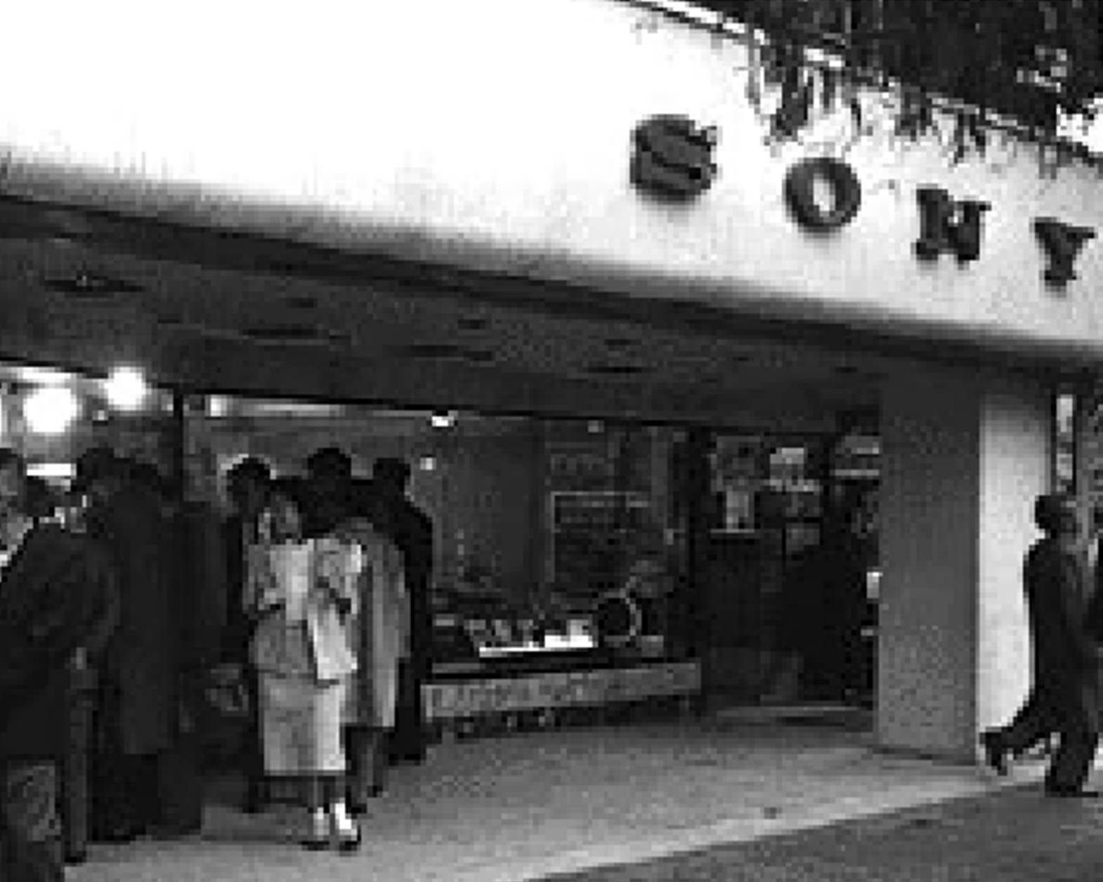 外観（モノトーン）。通りに面したソニーショールームの入口付近で来場者が賑わっている。