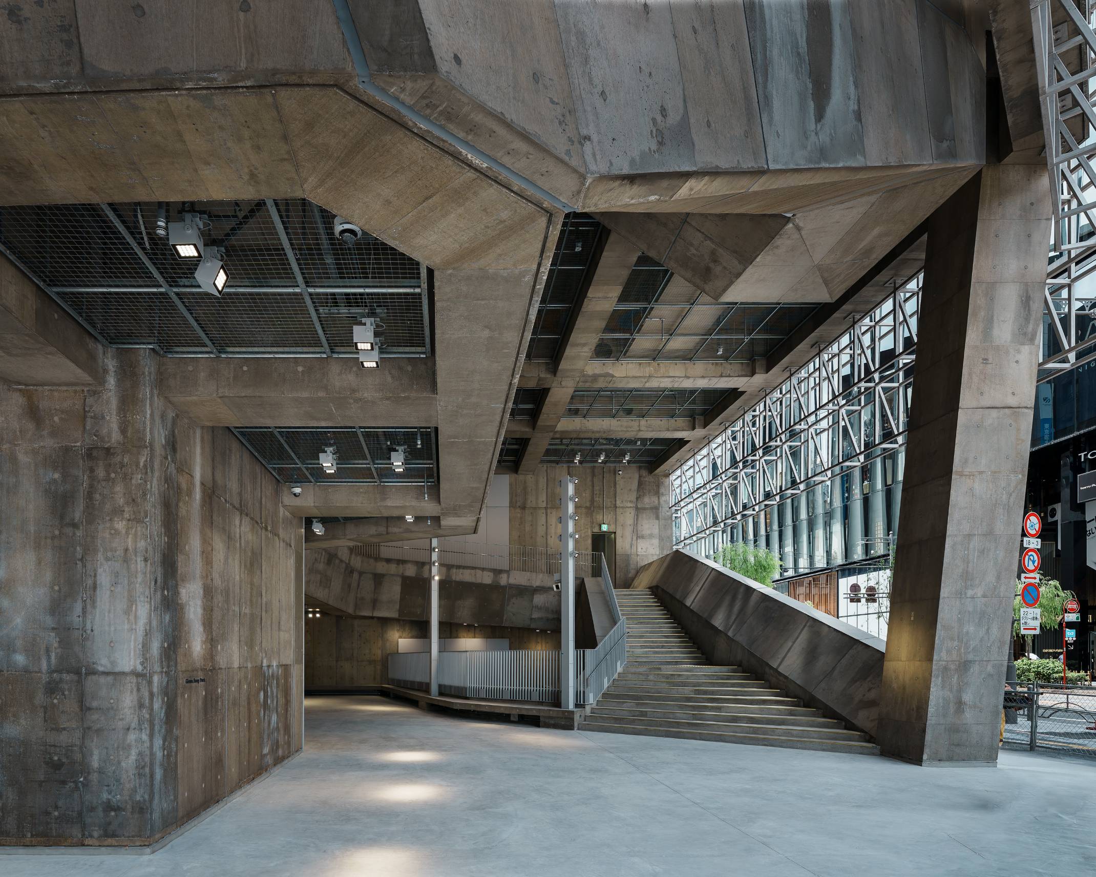 外観。2階への大きな階段がある1階部分は、建物内ではあるがほぼ外部とも言える大きな吹き抜け空間となっている。