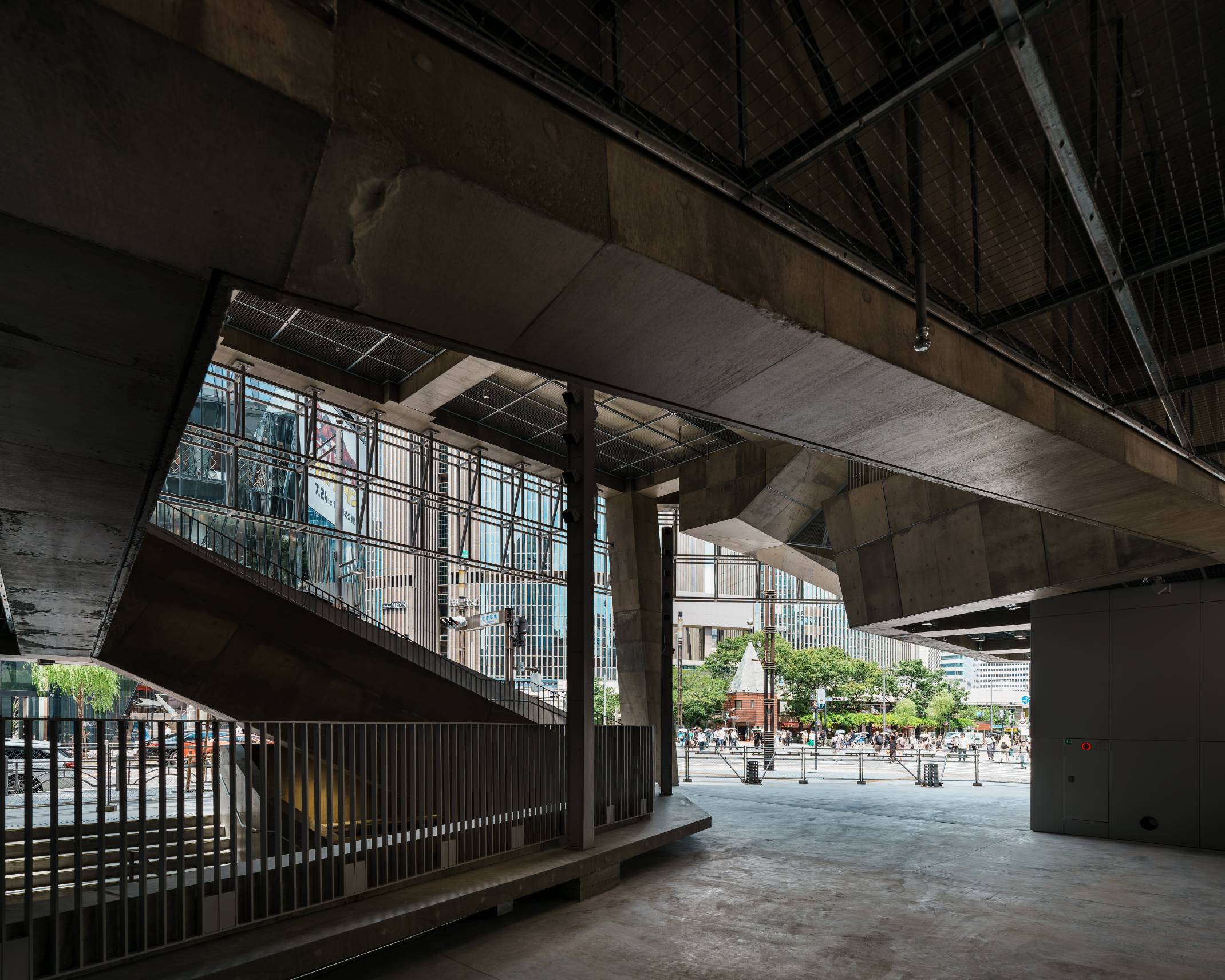 内観。コンクリートの階段に囲まれた吹き抜け空間の先は数寄屋橋交差点にシームレスに繋がる。