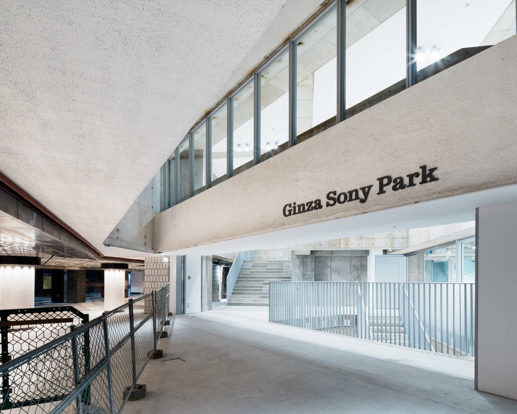 地下外観。地下コンコースとの接続部の躯体にはGinza Sony Parkロゴが残っている。