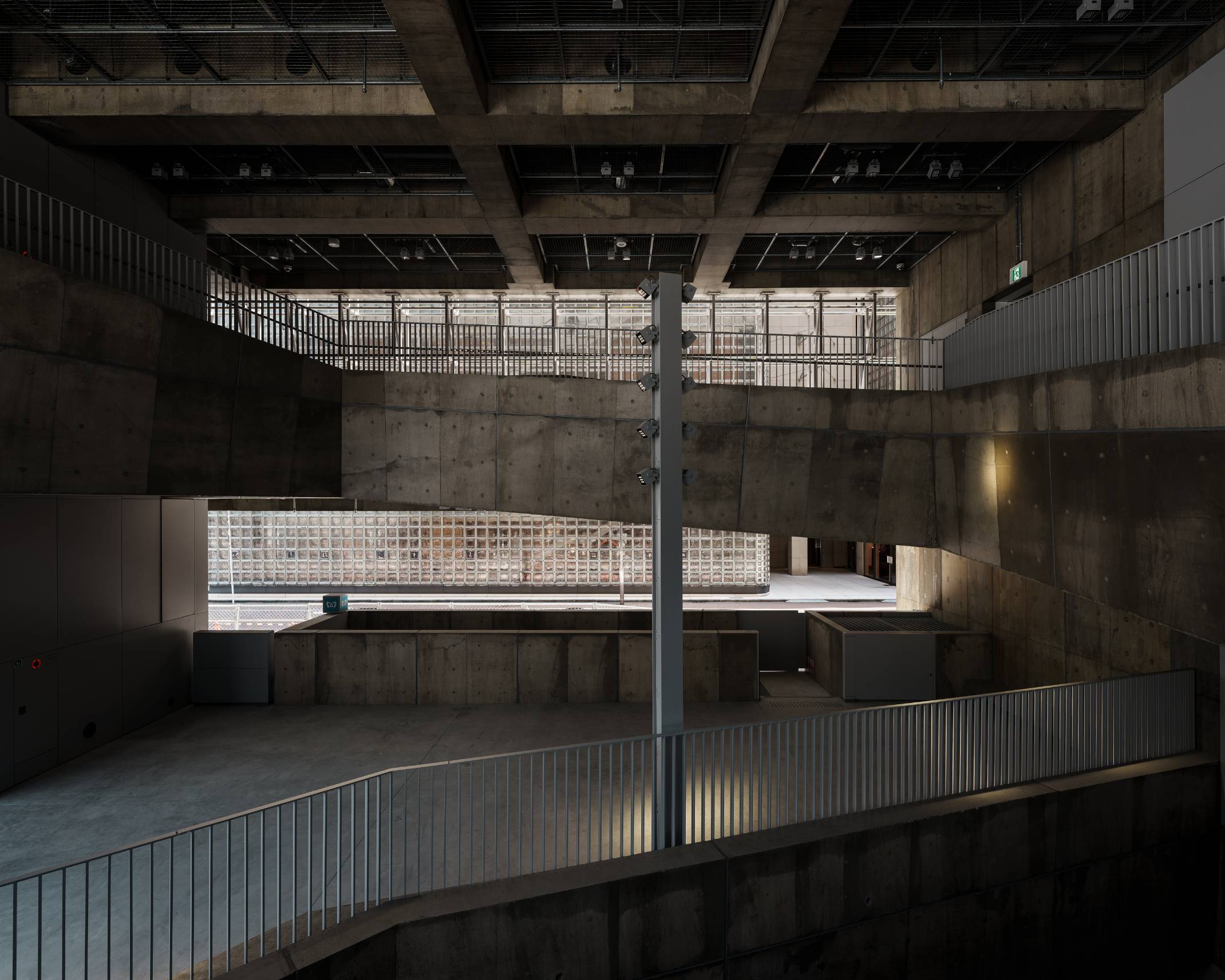 外観。地上1・2階の吹き抜け空間を通して建物をはさんだ対面にあるソニー通りが見える。