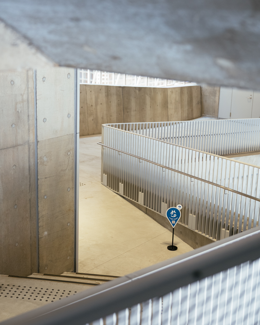 Ginza Sony Park内観。プロムナードの一角に「しいたけ.の空間占い」のスポットサインが設置されている。