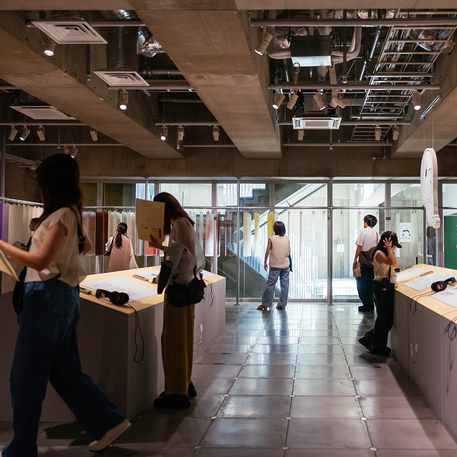 Ginza Sony Park内観。壁一面に吊るされた色とりどりのパネルと、体験型の展示台が並ぶ明るい室内空間。