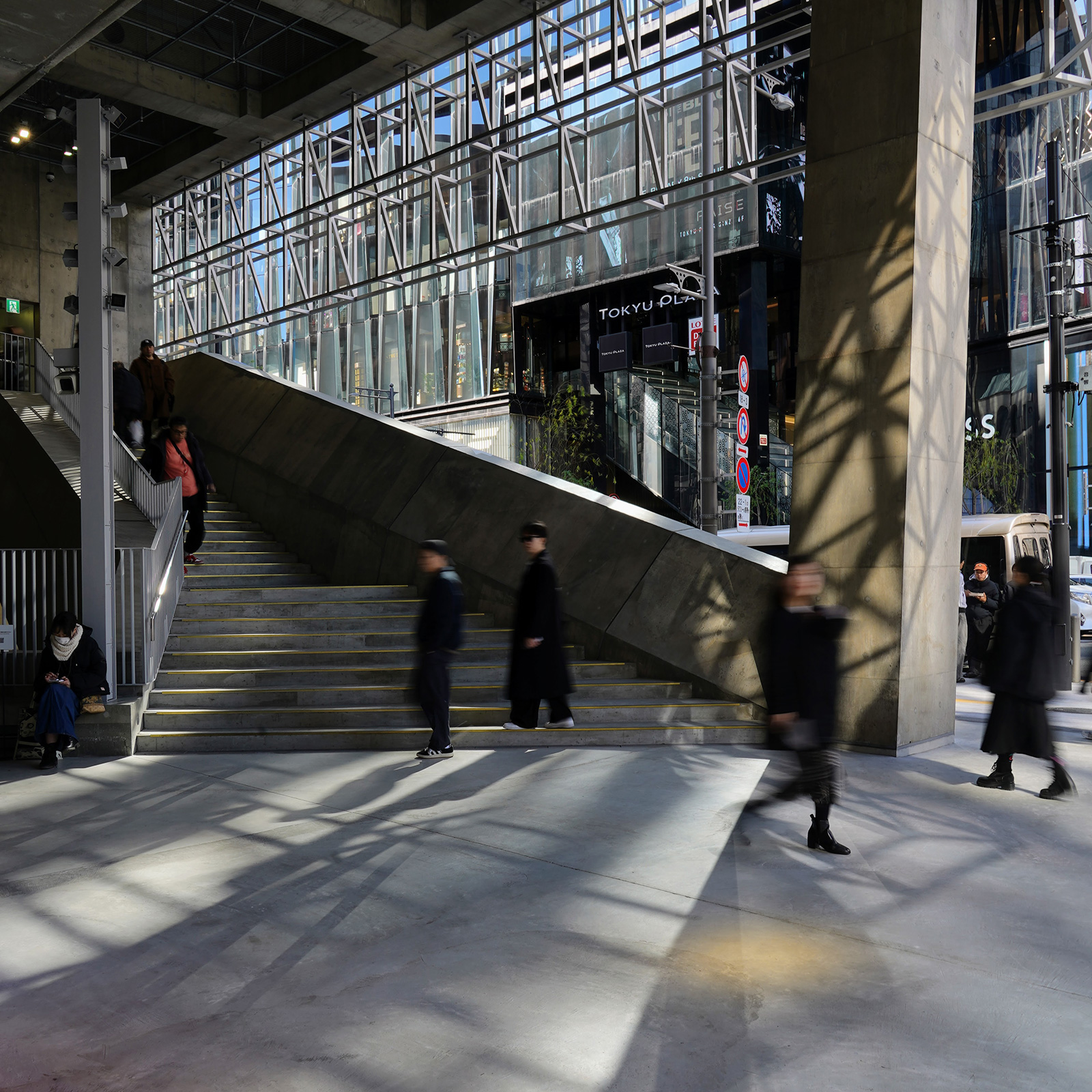 コンクリートの階段に差し込む外光と、影が伸びるGinza Sony Parkの内部。