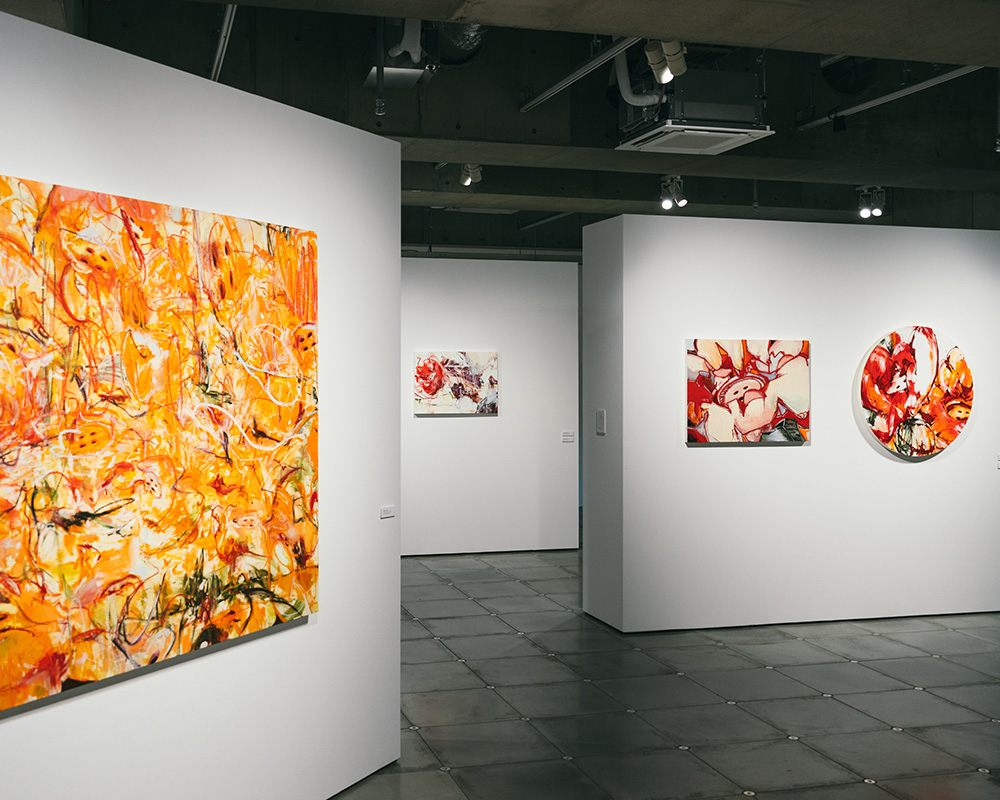 Ginza Sony Park館内で開催された展示風景。白い展示壁に色彩豊かな絵画作品が並び、コンクリート床が広がる空間に複数の作品が展示されている。
