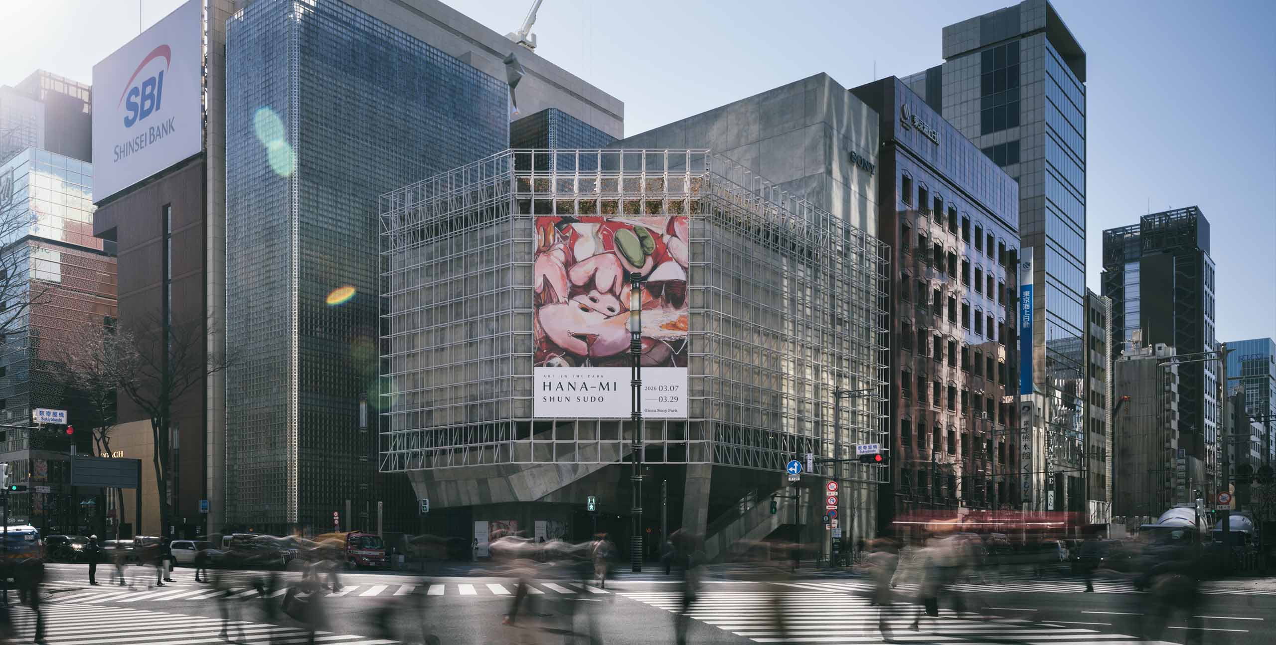 銀座の交差点に面するGinza Sony Parkの外観。建物外壁に「ART IN THE PARK : SHUN SUDO “HANA-MI”」の巨大ビジュアルが掲出されている。