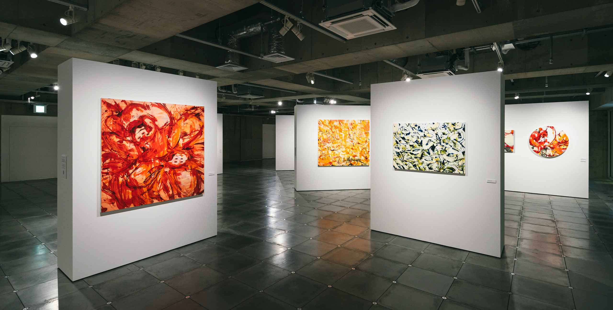 Ginza Sony Parkで開催されている「ART IN THE PARK : SHUN SUDO “HANA-MI”」。白い展示壁にSHUN SUDOの鮮やかな抽象絵画が並ぶ会場風景。